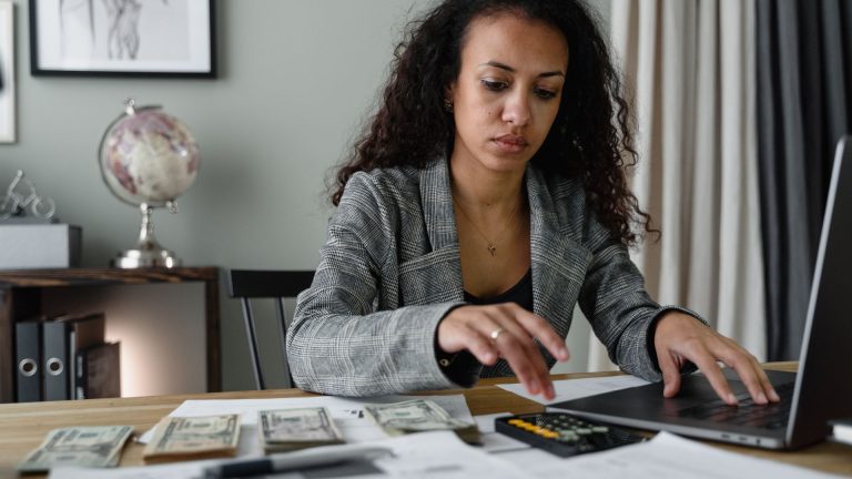 Comment devenir responsable paie : formations, compétences, salaire et évolution de carrière