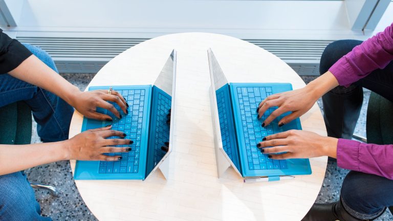 Optimiser la stratégie de contenu B2B avec l’IA : outils et pratiques