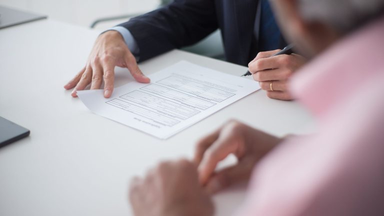 Cessation temporaire micro-entreprise : pourquoi le greffe refuse et quels sont vos risques ?